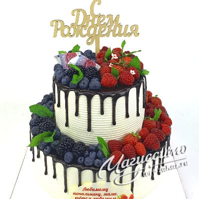 Торт политый шоколадом с ягодами-3