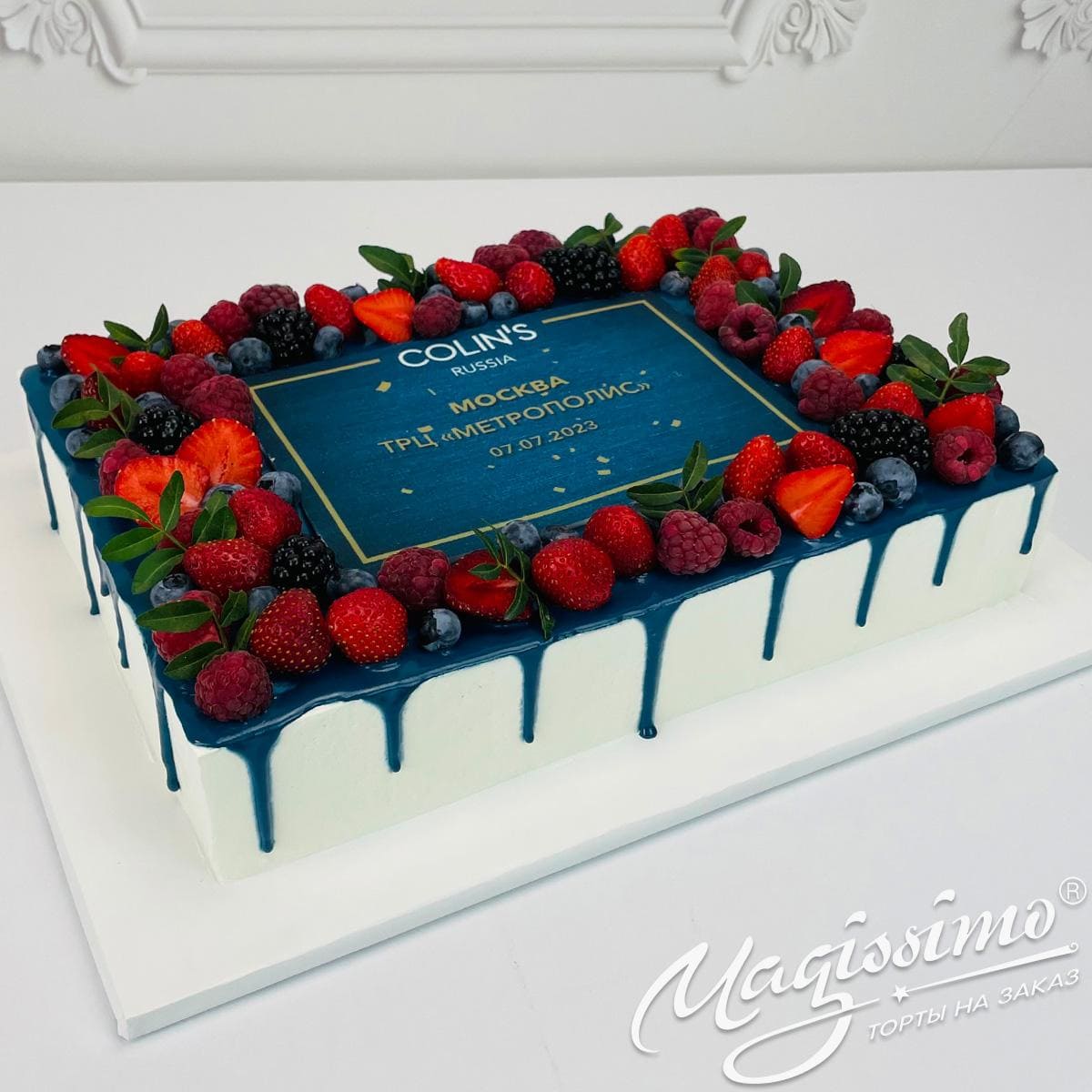 Торт с ягодами и логотипом