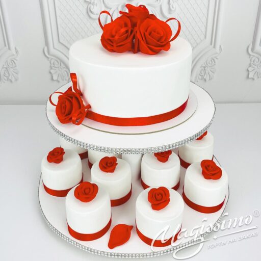 Торт с Красными розами и капкейками фото