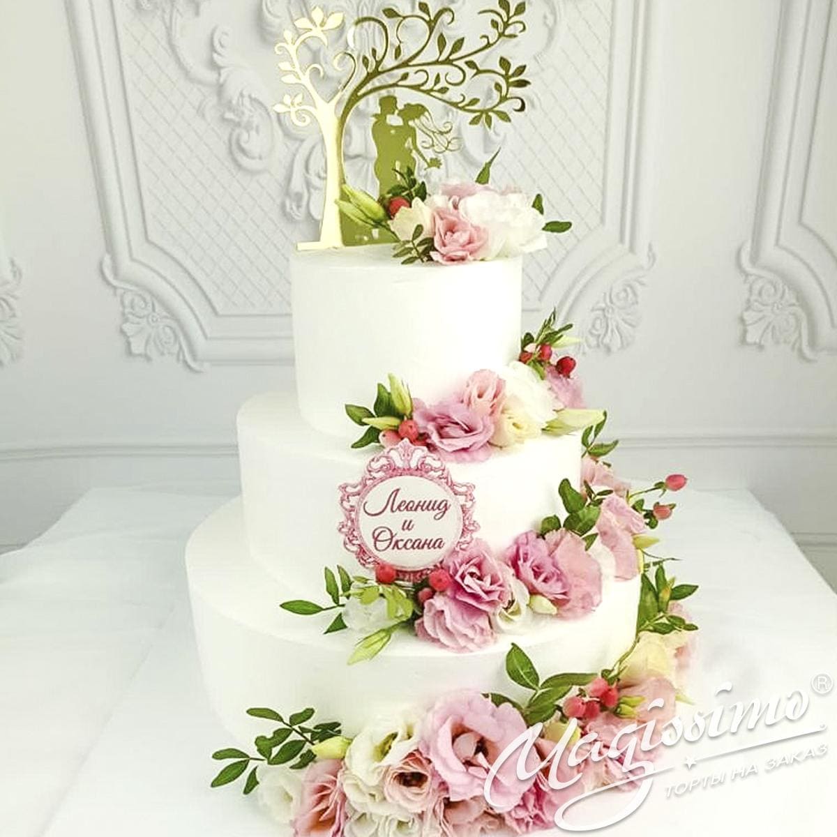 Торт свадебный с цветами купить по выгодной цене от нашей кондитерской |  Магиссимо