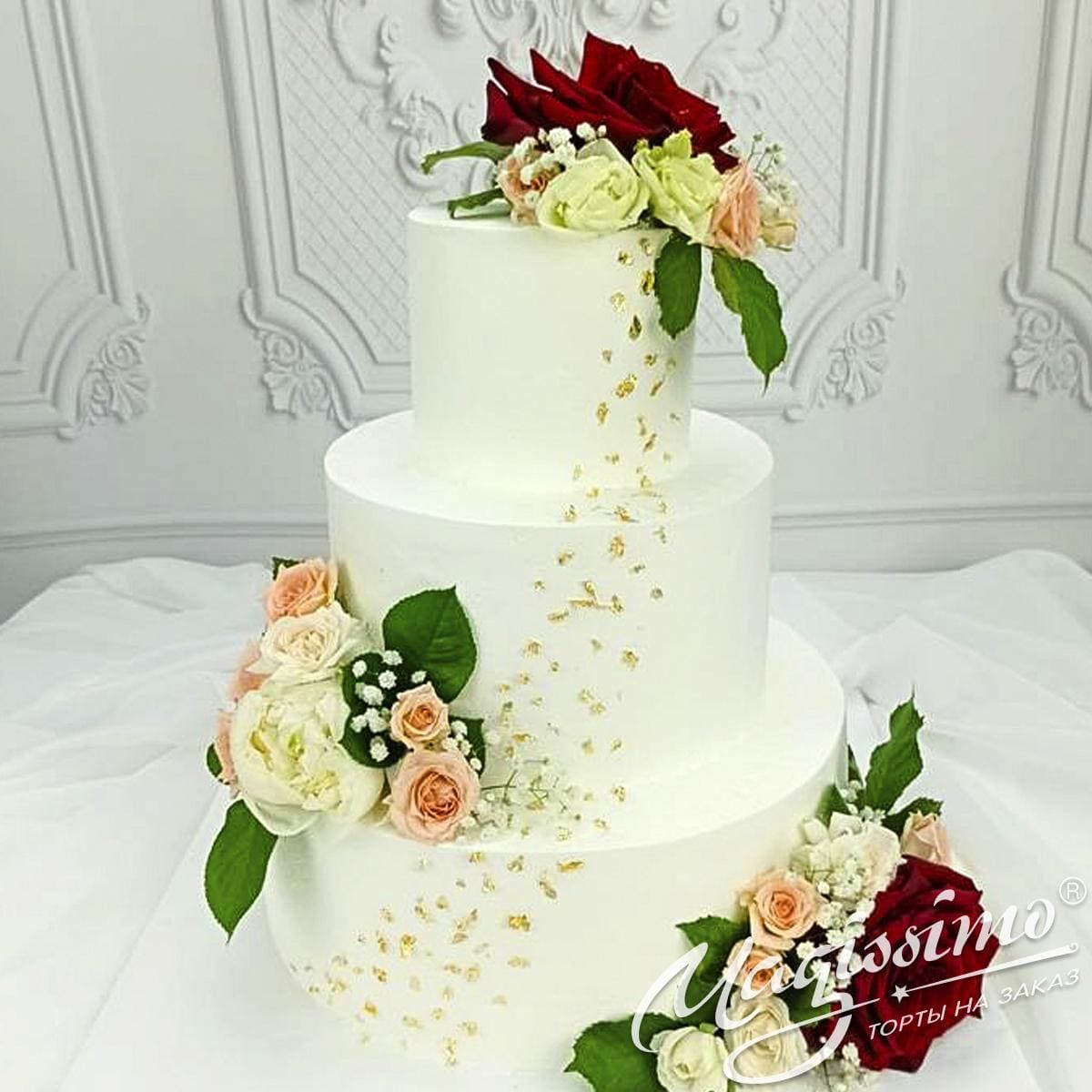 Свадебный торт с живыми цветами и золотом