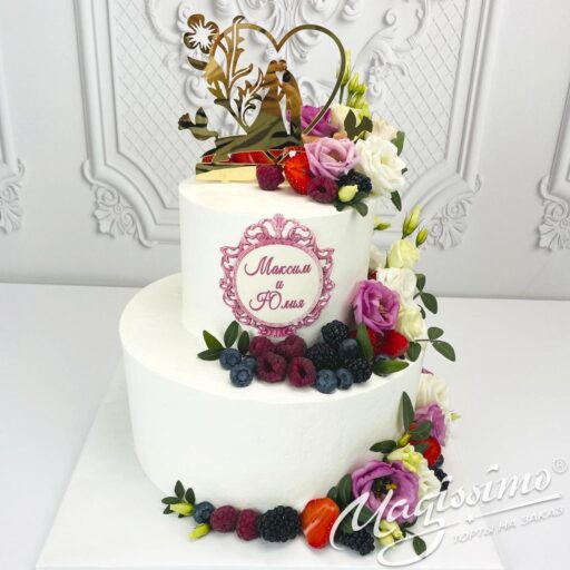 Торт свадебный пара с ягодами и цветами фото