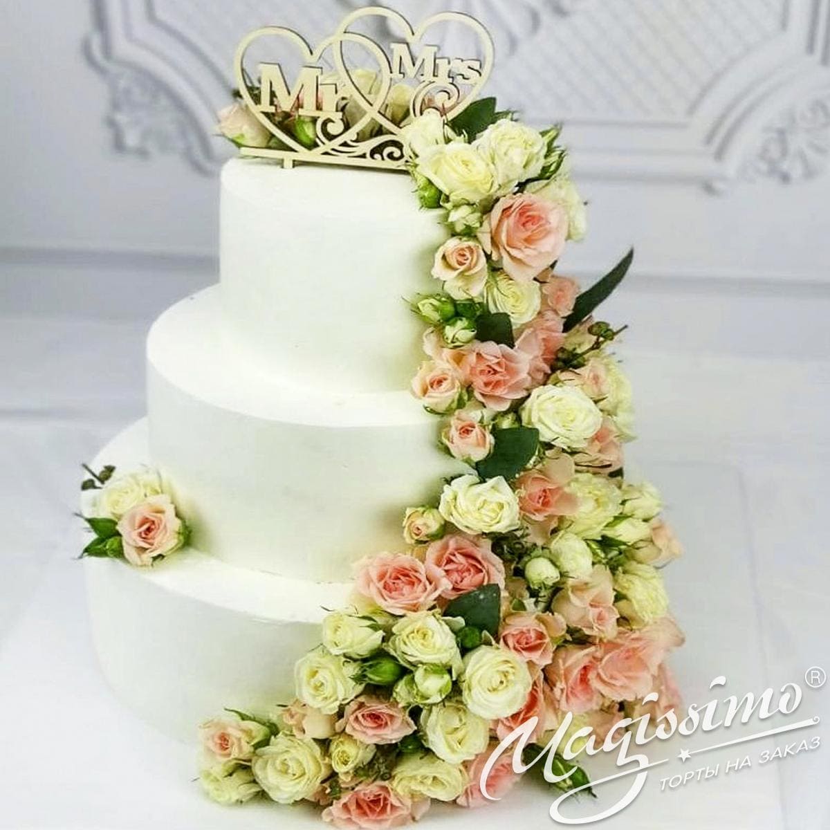 торт свадебный с россыпью роз