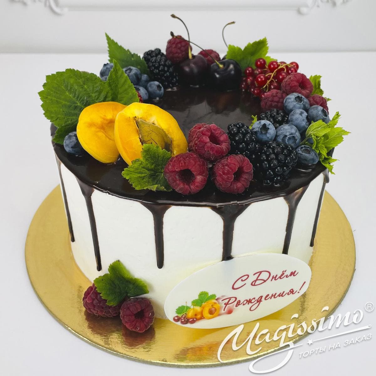 Торт с сочными ягодами